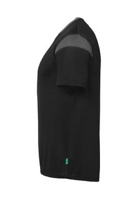 Sort T-shirt med korte ærmer lavet af glat stof, med en grå skulderpanel, lige snit og et grønt logo mærke ved kanten.