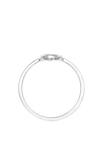 Fine bague en argent avec un petit plateau rond et plat, vue de profil sur fond blanc.