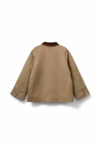 Khaki jakk, tumeda sametiga kraena, lõdva lõikega ja nööbitud mansettidega. Sujuv tekstuur, minimalistlik disain ja nähtavad riistvara detailid puuduvad.