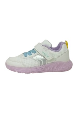 Sneaker bianco con tessuto a rete, lacci blu e dettagli argento. Suola viola e linguetta gialla sul retro. Cinghia in velcro per una facile vestibilità.