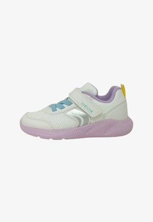 Sneaker bianco con tessuto a rete, lacci blu e dettagli argento. Suola viola e linguetta gialla sul retro. Cinghia in velcro per una facile vestibilità.