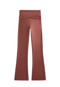 Pantaloni marroni a zampa in un tessuto morbido ed elastico con dettaglio in vita incrociato arricciato. Texture liscia e design a lunghezza intera.