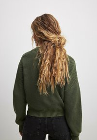 NA-KD Strickjacke - khaki