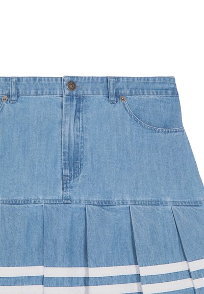 Lichtblauwe denim plissé rok met voorzakken, knoopsluiting en twee witte horizontale strepen nabij de zoom.
