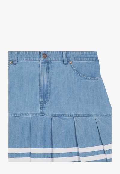 Lichtblauwe denim plissé rok met voorzakken, knoopsluiting en twee witte horizontale strepen nabij de zoom.