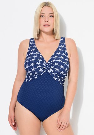 Maillot de bain une pièce bleu marine avec un design à l'avant tordu, mettant en avant des motifs d'étoiles de mer blanches et des écailles texturées sur la partie inférieure.