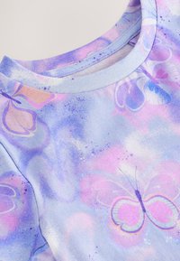 Cămașă din bumbac bleu deschis, cu guler rotund, decorată cu imprimeuri pastelate de fluturi și un finisaj moale, texturat.