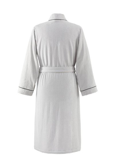 Ανοιχτό γκρι μπουρνούζι με μακριά μανίκια, ζώνη στη μέση, γιακά και μαύρη λεπτομέρεια περιγράμματος στα μανίκια, απεικονισμένο από πίσω σε λευκό φόντο.