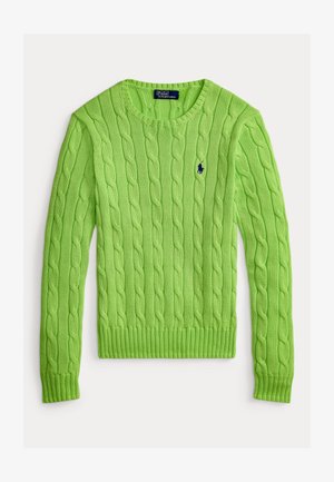 Pull en maille torsadée verte avec col rond, ourlet et poignets côtelés, arborant un petit logo brodé sur la poitrine gauche.