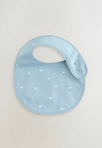 Bib azul claro hecho de suave algodón con forma redondeada. Decorado con pequeñas estrellas blancas y cuenta con un cierre a presión.