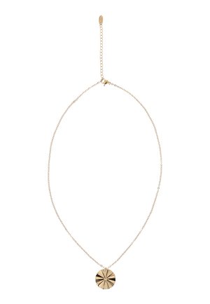 Finom aranylánc nyaklánc kerek, texturált medállal, amely sugárzó gravírozott vonalakkal díszített.