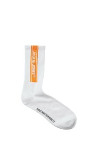 Witte katoenen sok met ribbelstructuur, met een oranje logo band aan de bovenkant en "SINCENINETEENNINETY" gedrukt aan de onderkant.