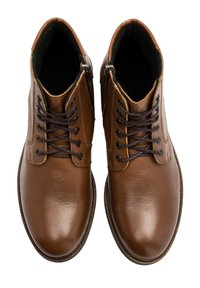 Brązowe skórzane botki z okrągłymi noskami, sznurowanym przodem i bocznymi zamkami. Faktura jest gładka o matowym wykończeniu; posiada ciemne sznurówki i podszewkę.