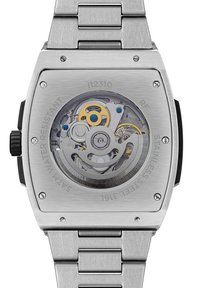 Roestvrijstalen horloge met een vierkante kast, transparante achterkant die ingewikkelde gouden en zilveren tandwielen toont, en een geborsteld metalen armband.