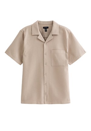 Camicia beige a maniche corte con bottoni, motivo strutturato, colletto con intaglio e taschino sul petto su sfondo bianco.