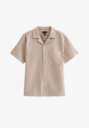 Camicia beige a maniche corte con bottoni, motivo strutturato, colletto con intaglio e taschino sul petto su sfondo bianco.
