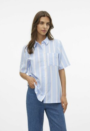 Kortärmad skjorta i ljusblått med vertikala ränder, med en bröstficka och en avslappnad passform, kombinera med högmidjade jeans.