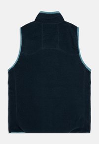 Mörkblå fleecest vest med hög krage, kontrasterande ljusblå kant, strukturerad tyg och utan ärmar, med en slät och mjuk yta.