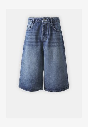 Shorts in denim con un gradiente di blu chiaro a blu scuro, con un classico design a cinque tasche, rifiniti con una chiusura a bottone e gambe larghe.