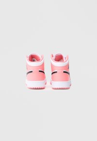 Wysokie sneakersy z miękkiego różowego materiału syntetycznego z białymi akcentami, z czarnym paskiem i logo na pięcie. Biała gumowa podeszwa.