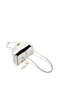 Borsa bianca con rifiniture nere, design strutturato, dettagli in metallo dorato e un compartimento con cerniera. Presenta una tracolla removibile.