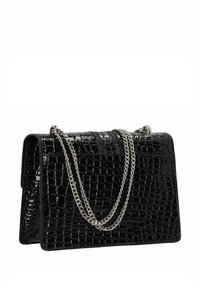 Borsa a tracolla nera in finta pelle con texture a coccodrillo, dotata di una tracolla in catena argentata e una forma rettangolare elegante.