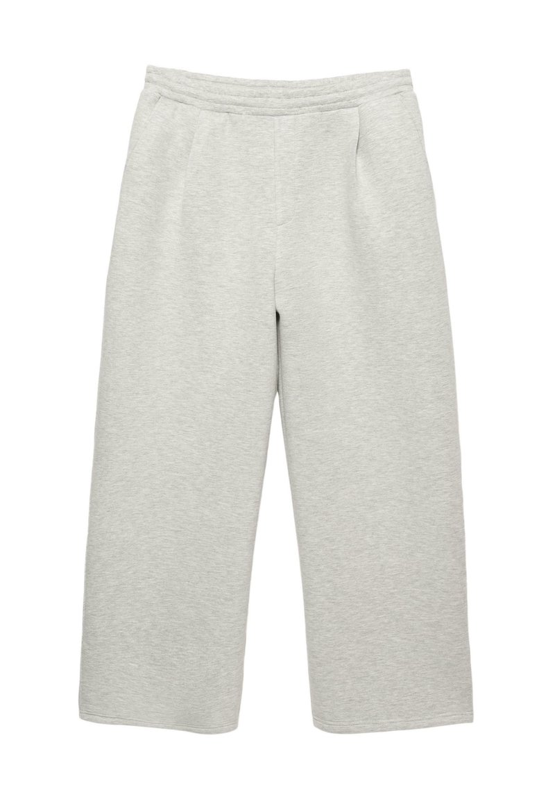 Svetlé šedé široké tepláky vyrobené z mäkkej tkaniny. Majú elastický pás a dve predné vrecká. Bez viditeľných vzorov alebo kovových prvkov.