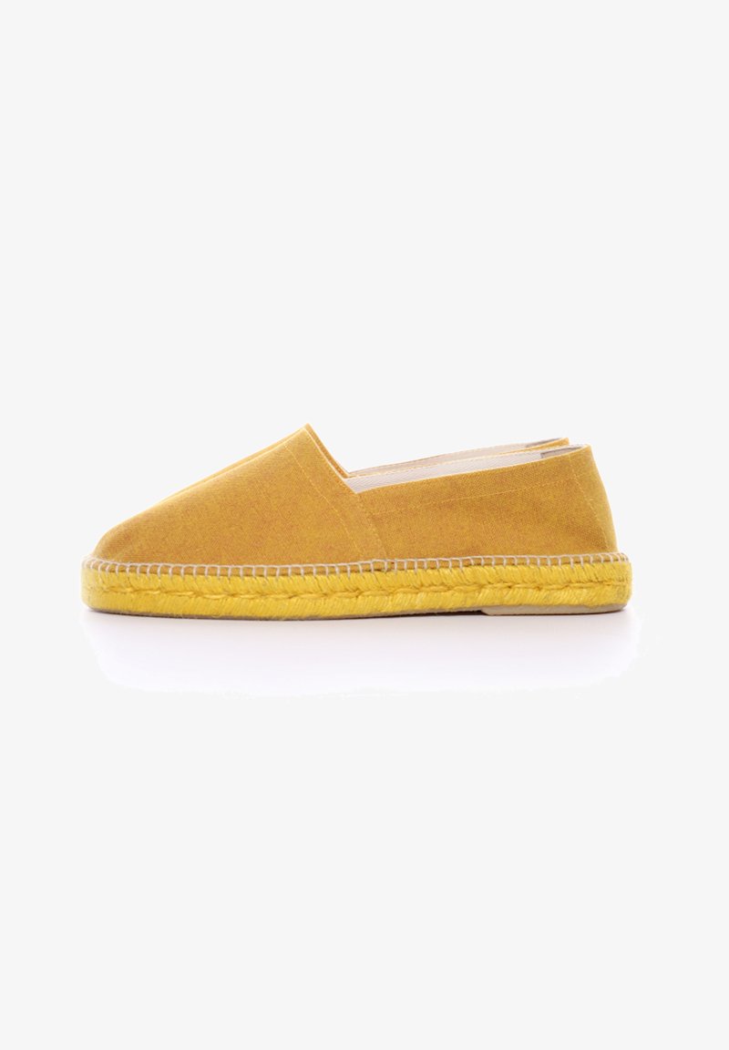Espadrilla in tela gialla con design slip-on, caratterizzata da una suola in corda intrecciata e una superficie liscia. Forma minimalista, senza dettagli visibili.