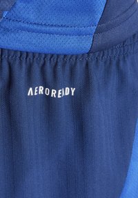 Marine blauwe sportshorts van gestructureerde stof, met verticale strepen en een geborduurd "AEROREADY" logo in het wit op de tailleband.