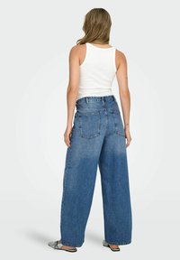 Široke jeans hlače iz denima v srednje modrem pranju, z visokim pasom, dvema zadnjima žepoma in zbledelim detajlom blizu robu.