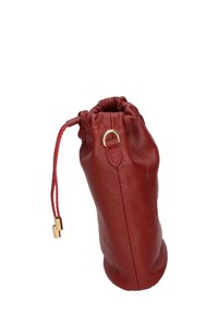 Borsa a pochette in pelle rossa con cima arricciata a cordoncino, accentuata da dettagli in metallo dorato e una texture liscia, caratterizzata da un fondo arrotondato.