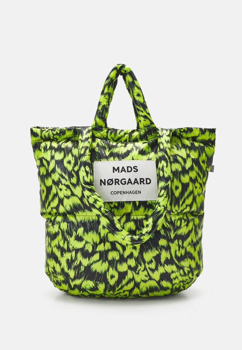 Sac fourre-tout matelassé avec imprimé léopard vert néon et noir, doubles anses et étiquette blanche portant l’inscription « MADS NØRGAARD COPENHAGEN » sur le devant.