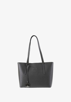 Sac fourre-tout en cuir noir avec surface texturée, double poignées, design minimaliste et charm décoratif rond avec détail de marque.