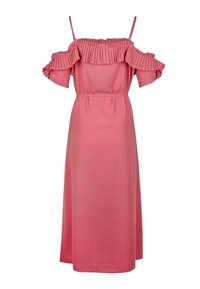 Vaaleanpunainen olkaimeton midi-mekko, jossa on röyhelökaulus ja avonaiset olkapäähihojen, ohuet säädettävät hihnat ja istuva vyötärö.