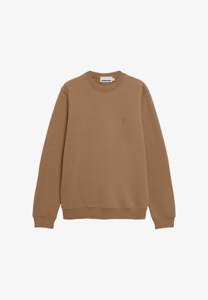 Un sweat-shirt crewneck marron uni avec manches longues et un petit logo brodé sur la poitrine gauche, présenté sur un fond blanc.