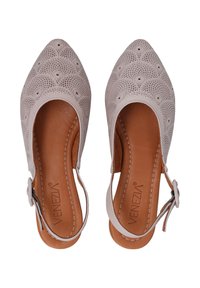 Jasnoszare buty slingback z perforowanym wzorem i spiczastym czubkiem. Gładka skórzana wyściółka z brązową wkładką. Regulowany pasek z boku.