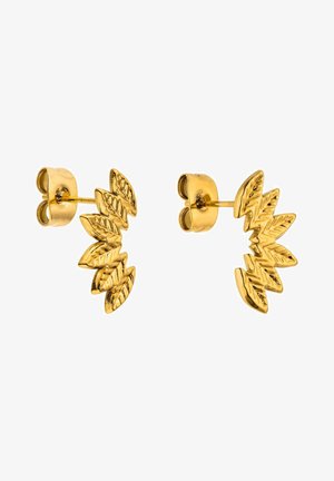Goldene Stecker-Ohrringe in Form von gezackten Lorbeerblättern mit detaillierten Adernmustern und Schmetterlingsverschluss auf weißem Hintergrund.
