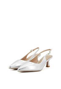 Scarpe slingback metalliche argento con punta affusolata e tacco basso a blocco, dotate di una fibbia dorata sul cinturino alla caviglia. Texture liscia.
