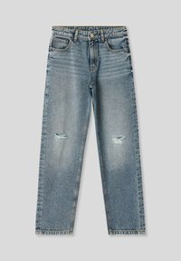 Jeans in denim azzurro chiaro con una vestibilità rilassata, dotati di due toppe strappate sulle ginocchia, tasche cucite e chiusura a bottone in vita.