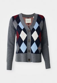 Grå strikket cardigan med V-hals, knapplukking og et argyle-mønster i rødt, marineblått og lyseblått. Myk tekstur med ribbestrikket hem.
