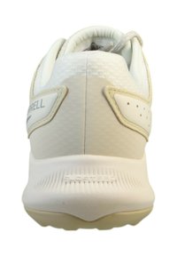 Baskets blanches légères avec une tige en mesh texturé, un col rembourré et une semelle en caoutchouc. Présente un logo de la marque subtil au niveau du talon et des accents.