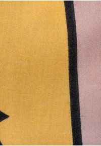 Stoff mit einer glatten Textur, der eine gelbe Grundfarbe, einen schwarzen Rand und einen rosa Abschnitt aufweist, der ein geometrisches Design hervorhebt.