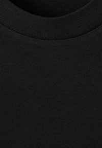 Črno bombažno blago z gladko teksturo in okroglo rebrasto izrezom, prikazuje enakomerno šivanje brez vzorcev ali vidnih elementov strojne opreme.