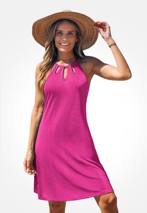 Robe halter fuchsia en tissu lisse, avec des découpes au niveau du col, une silhouette fluide et une longueur mi-cuisse.