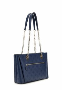 Sac en cuir marine avec des accents en chaîne argentée, doté d'un extérieur texturé, d'une poche avant zippée et de deux poignées.