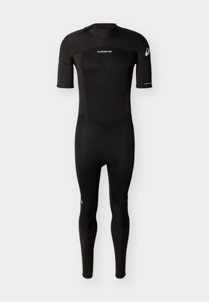 Svarte kortermede heldekkende våtdrakt med Quiksilver-logo på brystet og ermet, designet for vannsport.