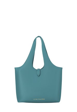 Borsa a tracolla in pelle color teal con apertura ampia, texture liscia e manico centrale sagomato. Presenta un logo dorato nella parte inferiore.