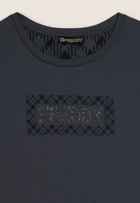 Camiseta azul marino con un gran logo texturizado de "FREDDY" decorado con pequeños brillantes y un cuello interior estampado.