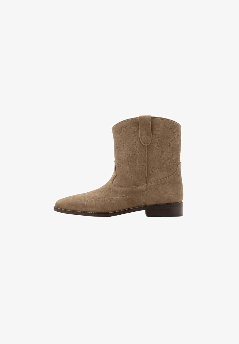 Bottine en daim marron avec petit talon, détails de couture western et languette sur la tige supérieure, vue de côté.