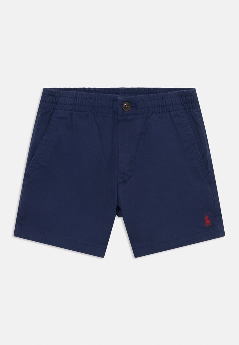 Pantalones cortos azul marino hechos de tela ligera, con una cinturilla elástica, bolsillos laterales y un pequeño logo rojo en la parte inferior izquierda.